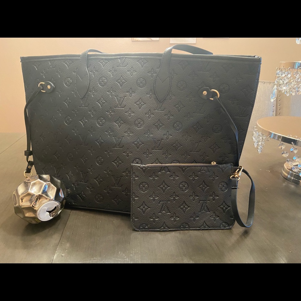 Black LV purse. Buy a beautiful purse home to you. Received for a gift- selling.